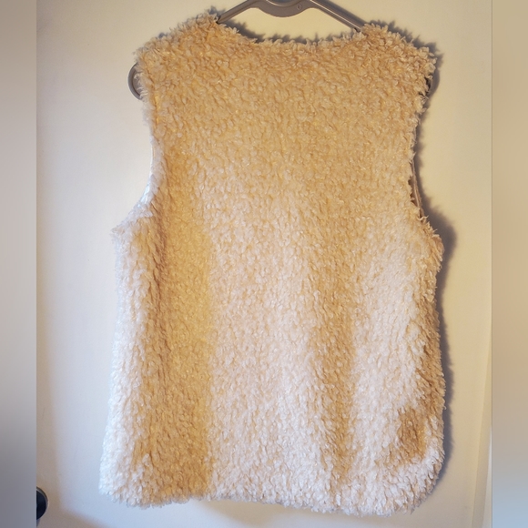 🩷 Faux Wool Vest - Picture 2 of 12